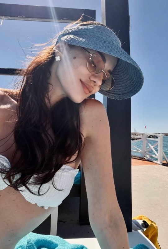 Fahriye Evcen'den cesur tatil paylaşımı: Beyaz renk bikinisiyle pozlarını peş peşe paylaştı - Resim: 6