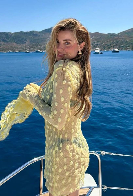Oyuncu Ezgi Eyüboğlu’ndan bikinili tatil pozları! Güzelliğiyle takipçilerini büyüledi - Resim: 5