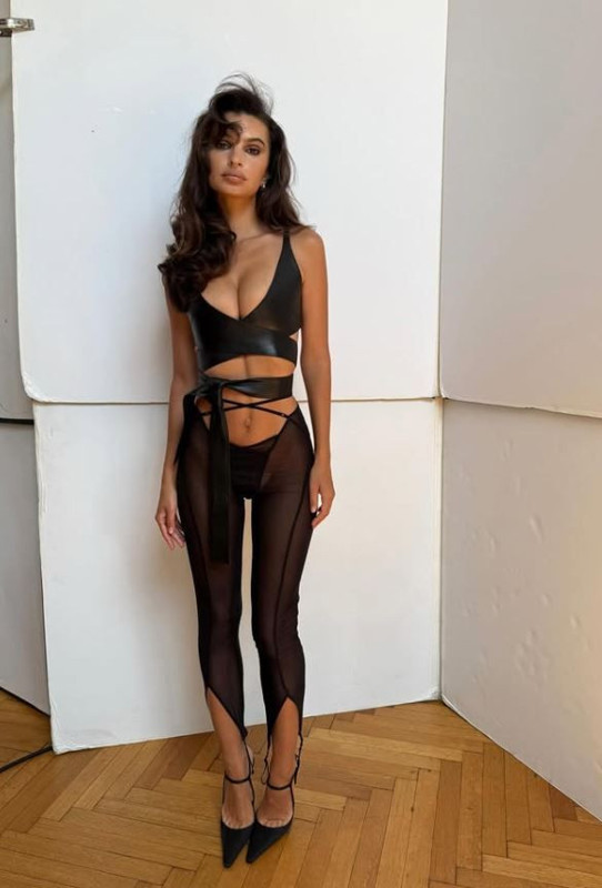 'Dünyanın en seksi kadını' seçilmişti! Süper model Emily Ratajkowski'nin paylaşımı nefes kesti! Transparan taytıyla pozlar verdi, o hali sosyal medyayı salladı - Resim: 6