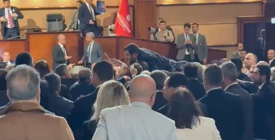 Kayyum gerilimi İBB Meclisi’ne sıçradı! Meclis üyelerinin tartışması kavgaya döndü! - Resim : 1