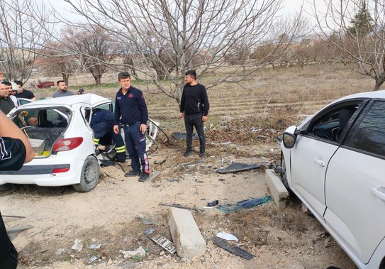 Isparta'da feci kaza! İki otomobil kafa kafaya çarpıştı: Ölü ve yaralılar var - Resim : 1