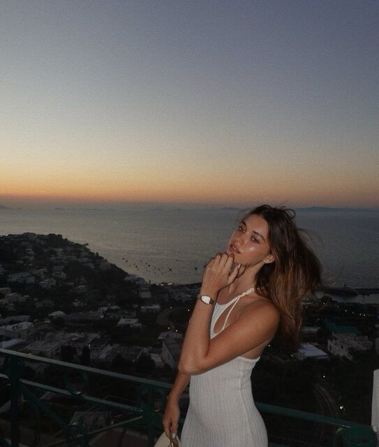 Afra Saraçoğlu'ndan cesur tatil paylaşımı! Bikinili pozlarıyla sosyal medyayı salladı - Resim: 4