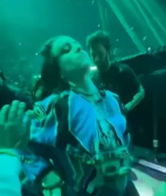 Dünyaca ünlü şarkıcıya büyük şok! Konserinde saldırıya uğradı - Resim: 4