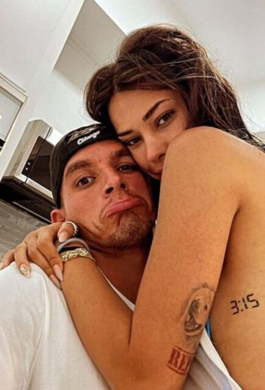 Devrim Özkan ile Lucas Torreira mavi sularda aşk tazeledi! Birbirlerini öpücüklere boğdular - Resim: 1