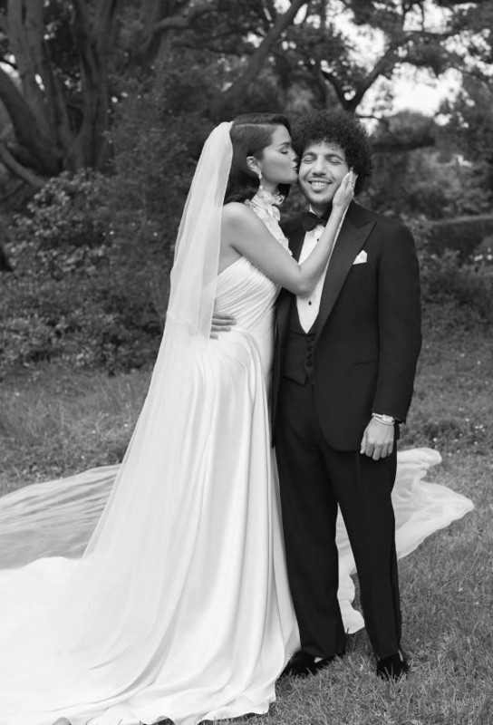 Selena Gomez ve Benny Blanco’nun düğününden yeni kareler! Dantelden oluşan gelinliği büyük beğeni topladı - Resim: 5