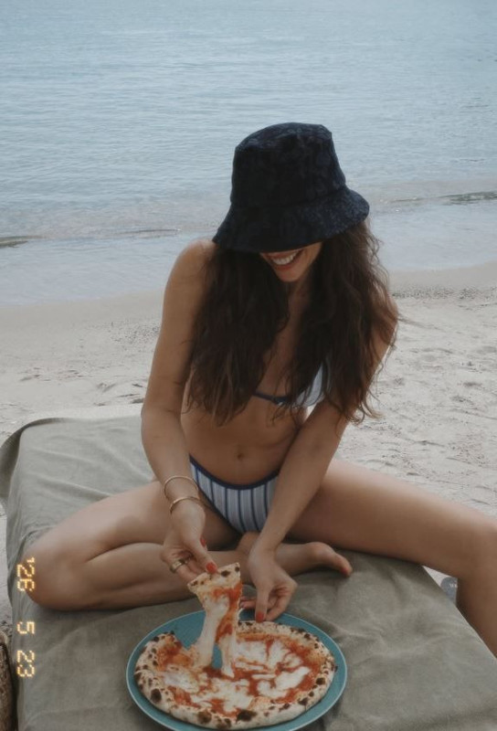 Elvin Levinler'den cesur tatil paylaşımı: Bikinisiyle sere serpe uzandı - Resim: 4