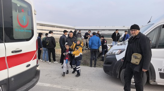 Bursa'da feci kaza! Öğrenci servisi otomobille çarpıştı: Çok sayıda yaralı öğrenci var - Resim : 2