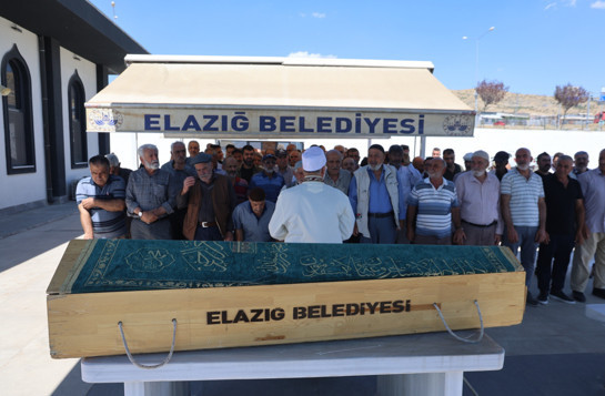 Elazığ'da kahreden olay! Emekli maaşını çekmeye çıkmıştı: Yarım saat arayla 2 araba çarptı! - Resim : 1