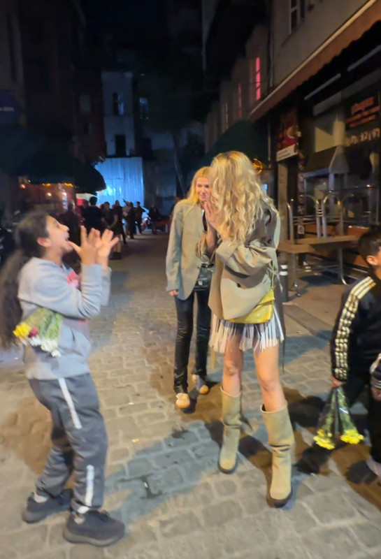 Burcu Biricik'in önce gözleri doldu sonra dans etti! O anlar dikkat çekti - Resim: 7