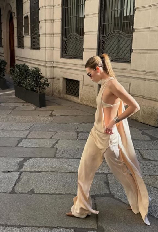 Afra Saraçoğlu'nun Milano pozları ortalığı kasıp kavurdu! İddialı tarzına beğeni yağdı - Resim: 4