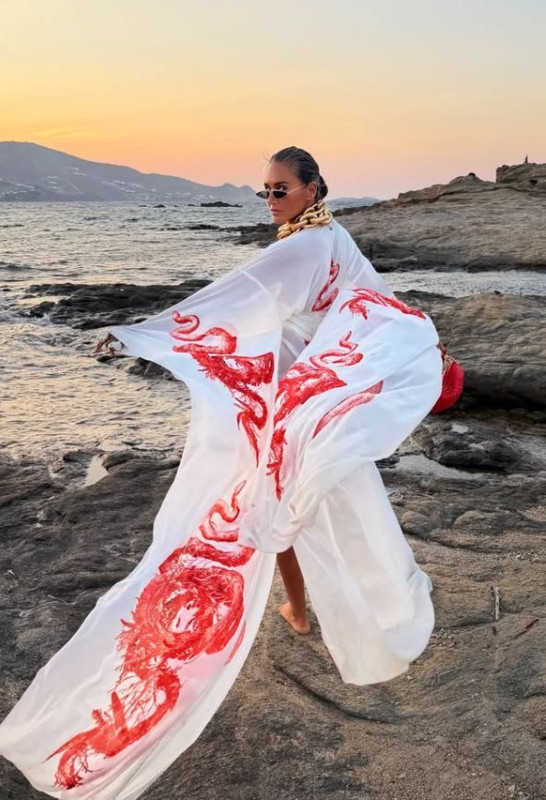 Eda Taşpınar Mikanos paylaşımlarına doyamadı! Minicik bikinisiyle verdiği pozlar olay oldu - Resim: 2