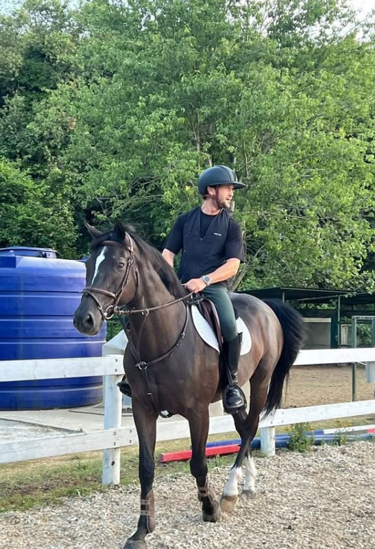 Aras Bulut İynemli at çiftliğinde üstsüz poz verdi! Kaslı vücudu sosyal medyayı salladı - Resim: 2