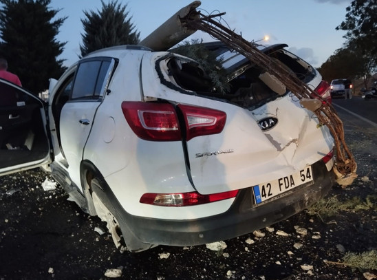 Aydınlatma direği otomobilin üzerine düştü - Resim : 1