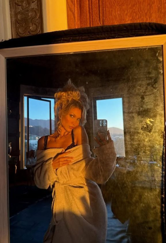 Lyme hastalığıyla mücadele eden Bella Hadid'den nefes kesen pozlar! Karın kaslarını sergiledi - Resim: 7