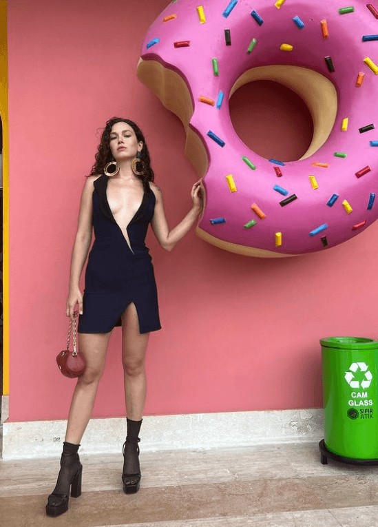 Melisa Şenolsun o paylaşımıyla takipçilerine acımadı! Kasığa kadar inen göğüs dekoltesi 'yok artık' dedirtti... "Hiç giymeseydin daha az dikkat çekerdi" - Resim: 19