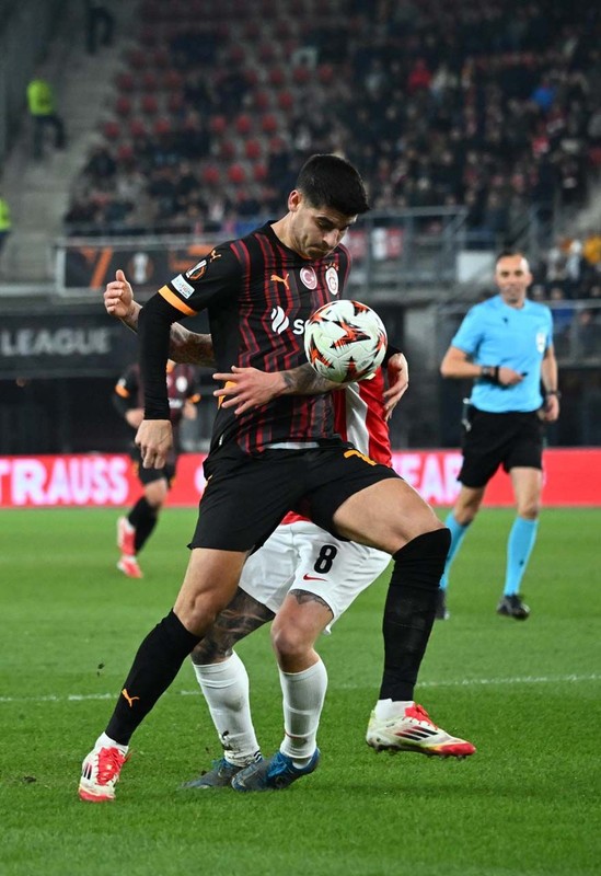 Galatasaray’a şampiyonluk yolunda kötü haber! Okan Buruk’un en büyük kozuydu! Yıldız futbolcu Fenerbahçe derbisi ve 4 maçta yok! - Resim: 4