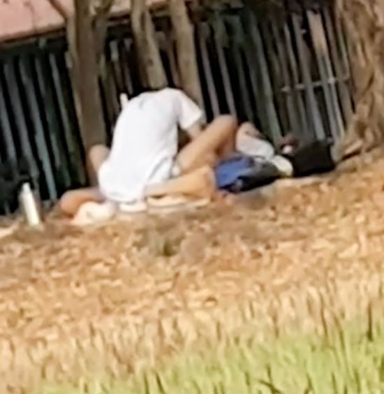 Genç çift parkta gündüz saatlerinde cinsel ilişkiye girdi - Resim: 2