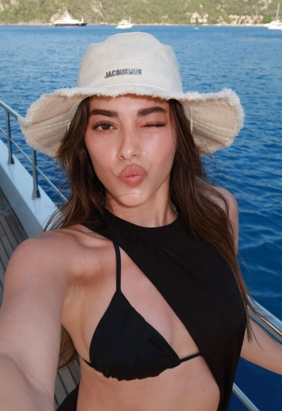 Simay Barlas'tan cesur tatil pozları! Siyah bikinisiyle göz doldurdu, kusursuz fiziğine övgüler yağdı - Resim: 5