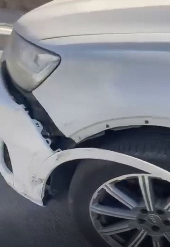 Trafikte akılalmaz kavga! Çarptığı araca yaptıkları şoke etti - Resim: 1