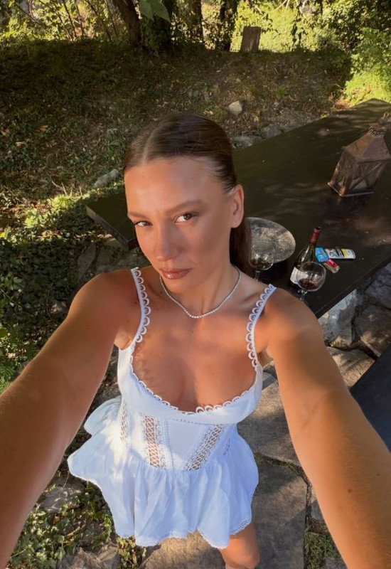 Serenay Sarıkaya İtalya tatilinden paylaştı! İddialı seçimi göz kamaştırdı - Resim: 4