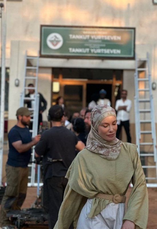 Gamze Özçelik yıllar sonra setlere geri döndü! Sosyal medya paylaşımlarıyla beğeni yağdı - Resim: 4