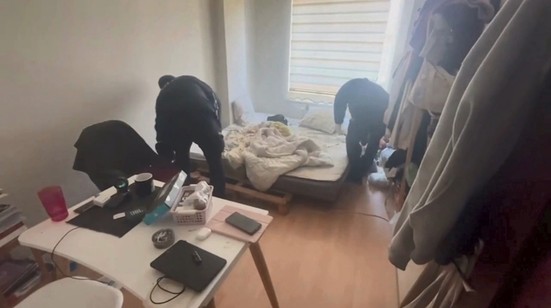 Sahte çağrı merkezi üzerinden milyonluk vurgun! 144 kişiyi dolandırdılar: 71 şüpheli gözaltında - Resim : 1