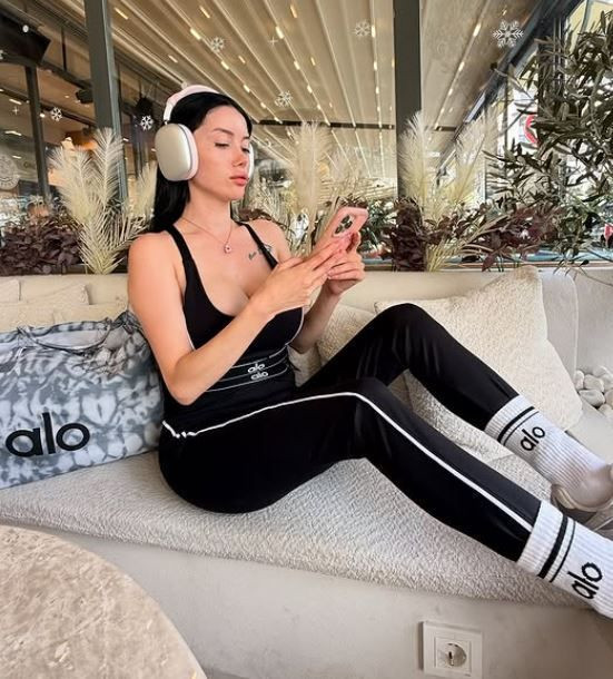Kısmetse Olur Cansel Ayanoğlu tatil yaptığı yerden derin göğüs dekolteli fotoğraflarını paylaştı. Kısmetse Olur hayranları pür dikkat kesildi - Resim: 8
