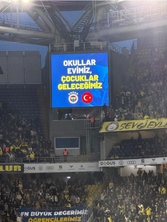 Fenerbahçeli futbolculardan anlamlı hareket! Okul saldırıları unutulmadı - Resim : 2