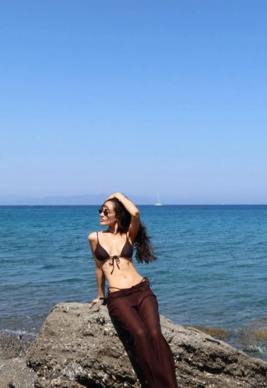 Elif Buse Doğan'dan iddialı plaj paylaşımı! Kahverengi bikinisiyle pozlar verdi, o hali sosyal medyayı salladı - Resim: 4