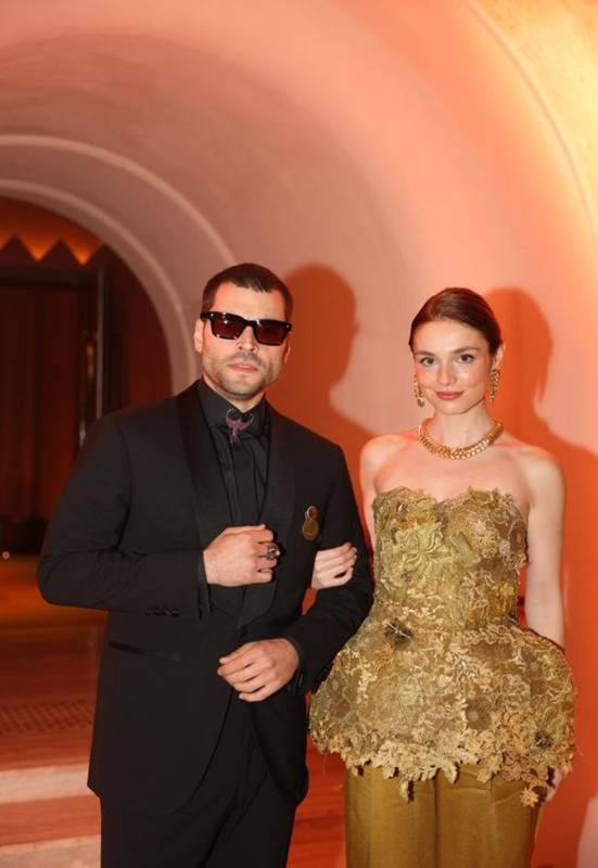 Akın Akınözü Cannes'da! Dedesine ait İstiklal Madalyasıyla dikkat çekti - Resim: 2