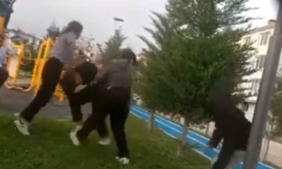 Ortaokul öğrencisine akran zorbalığı! Yumruk atıp tekmelediler: O dehşet anları kamerada - Resim : 2