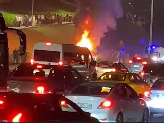 Kağıthane’de korkutan anlar! Bariyere çarpan araç alev topuna döndü - Resim : 1