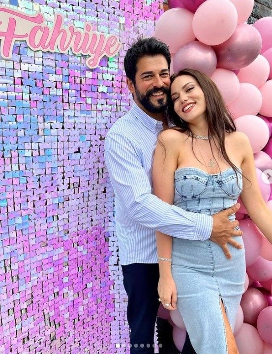 Burak Özçivit eşi Fahriye Evcen'in doğum gününü bu karelerle kutladı! Aile fotoğrafındaki detay dikkat çekti - Resim: 2