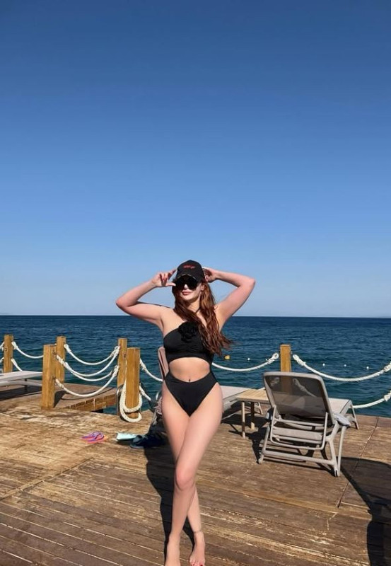 Mine Tugay'dan cesur tatil paylaşımı! Siyah mayokinili pozlarıyla sosyal medyayı yaktı geçti - Resim: 6