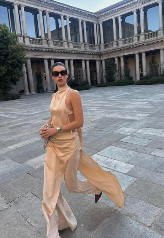 Afra Saraçoğlu'nun Milano pozları ortalığı kasıp kavurdu! İddialı tarzına beğeni yağdı - Resim: 5