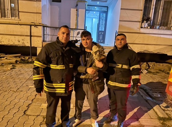 Hatay'da bir eve tırmandı, balkonda mahsur kaldı. İmdadına itfaiye ekipleri koştu - Resim : 2