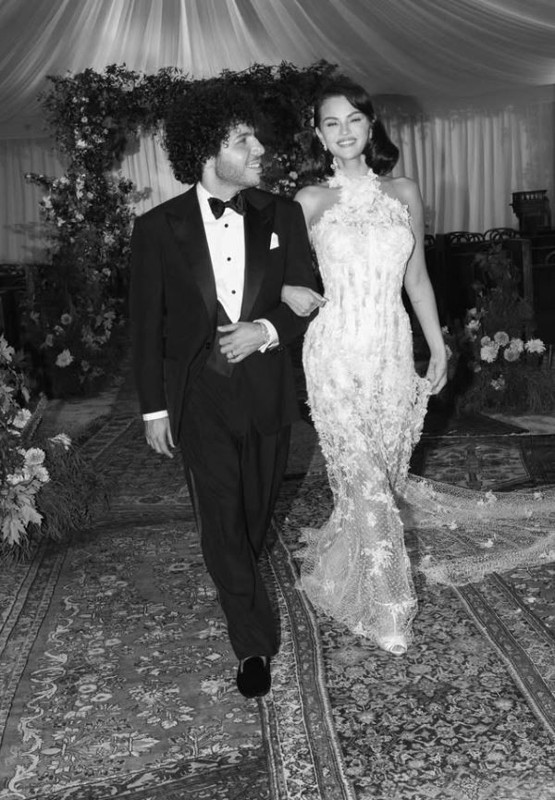 Selena Gomez ve Benny Blanco’nun düğününden yeni kareler! Dantelden oluşan gelinliği büyük beğeni topladı - Resim: 4