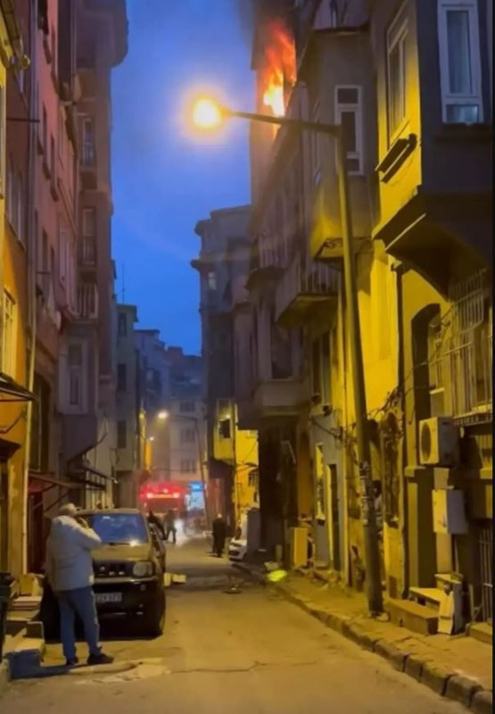 Oyuncu Ufuk Özkan'ın kardeşi Umut Özkan'ın sokağında yangın faciası! "Son anda evden çıkabildik" - Resim: 5