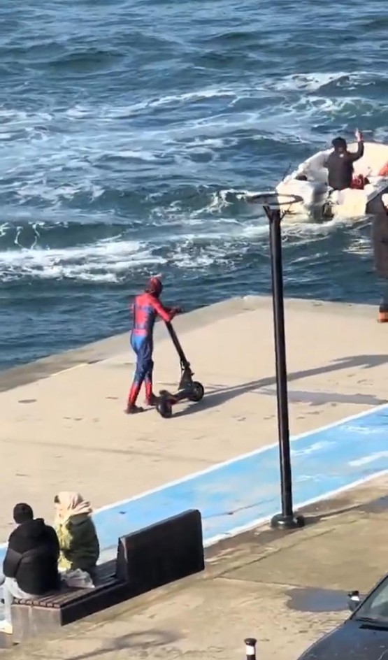 İstanbul'da ilginç görüntü!  Bir yanda Batman bir yanda Spider Man! - Resim : 3