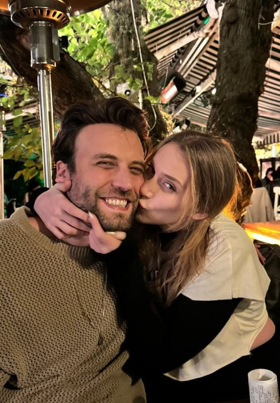 Hayal Köseoğlu Bodrum'da aşka geldi! Sevgilisiyle romantik anlar yaşadı, dudak dudağa halleri dikkat çekti - Resim: 2