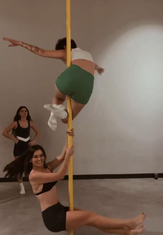 Seray Kaya Sultana filminin setinde sınırları zorladı! Direk dans performansı olay oldu - Resim: 2