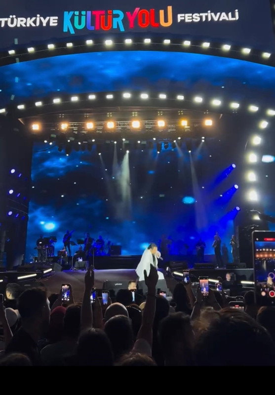Konser sırasında talihsiz kaza! Bayhan şarkı söylerken yere kapaklandı - Resim: 3