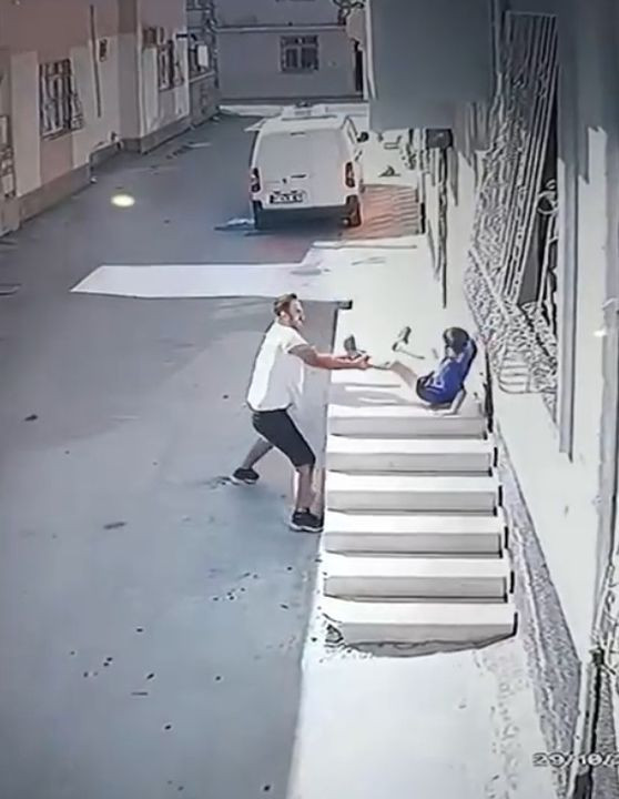 Adana'da kan donduran görüntüler! Çocuğu kovaladı, bileğinden tutup yere fırlattı! - Resim: 4