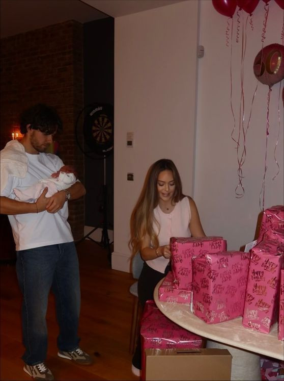 Milli futbolcu Ferdi Kadıoğlu'ndan romantik doğum günü sürprizi! "Bebeğimizi taşıdığın her gün için bir gül" - Resim: 4