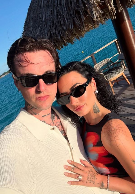 Ünlü şarkıcı Demi Lovato'dan nefes kesen balayı pozları! - Resim: 6