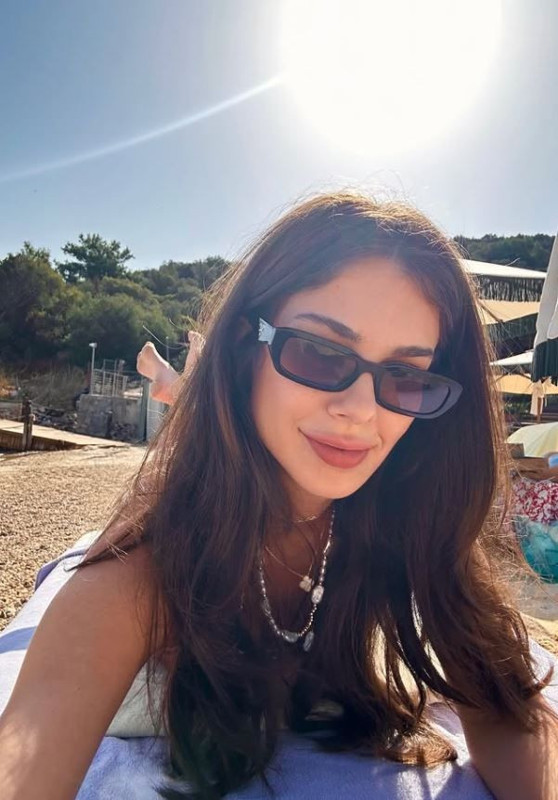 Defne Samyeli'nin kızı Deren Talu'dan nefes kesen paylaşım! Bikinili pozlarıyla takipçilerini mest etti - Resim: 3