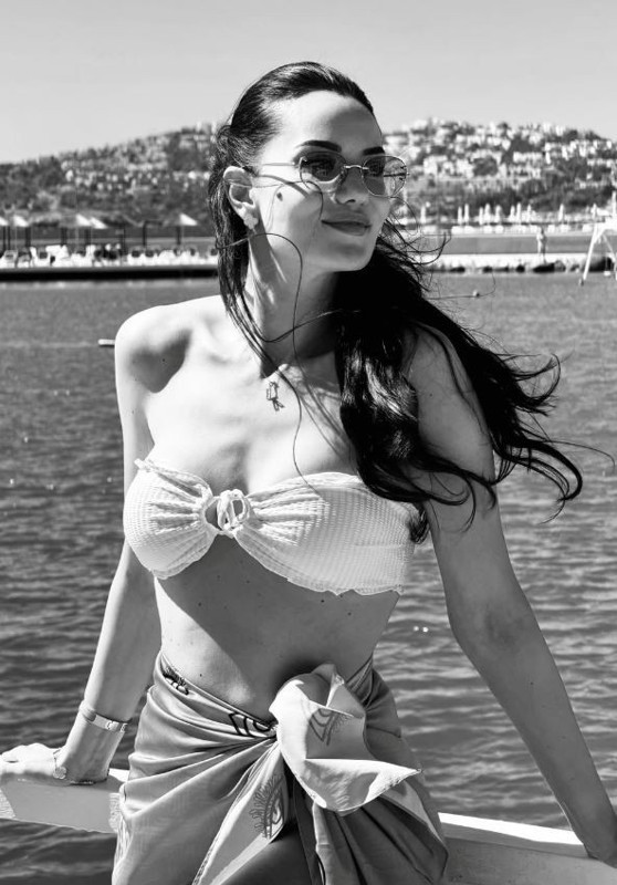 Fahriye Evcen'den cesur tatil paylaşımı: Beyaz renk bikinisiyle pozlarını peş peşe paylaştı - Resim: 4