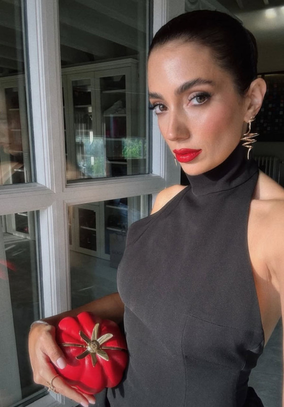 Sosyetik güzel Rachel Araz'ın domates şeklindeki çantasının fiyatı dudak uçuklattı! Sosyal medya hesabından peş peşe paylaştı - Resim: 5