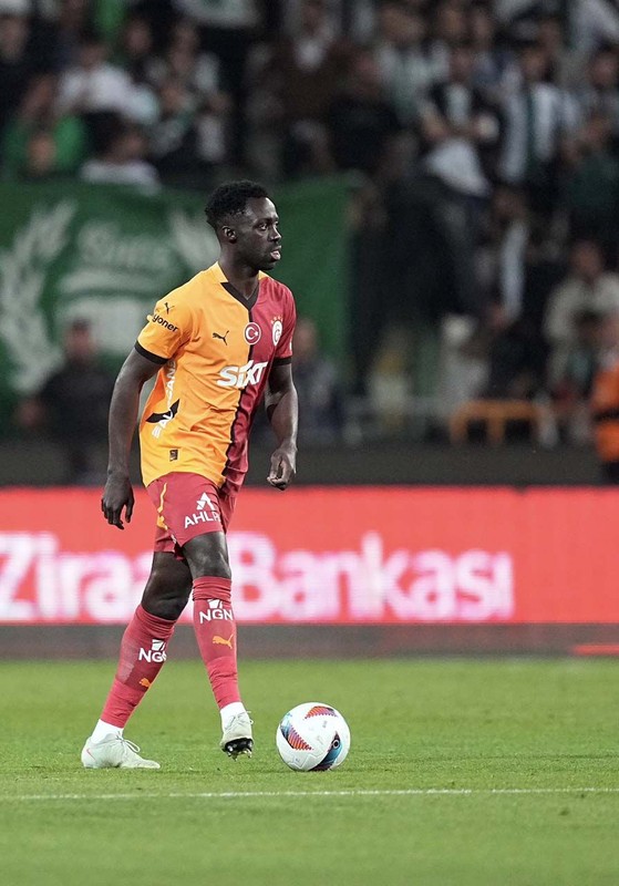 Galatasaray’dan iç transfer hamlesi! 19 milyon euroluk yıldıza yeni sözleşme! Temsilcisi İstanbul’a geldi - Resim: 4
