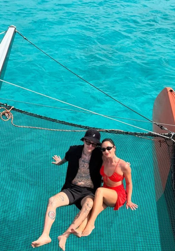 Ünlü şarkıcı Demi Lovato'dan nefes kesen balayı pozları! - Resim: 5